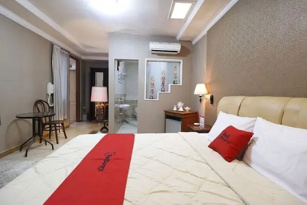 RedDoorz Plus @ Jalan Dharmawangsa - Oda