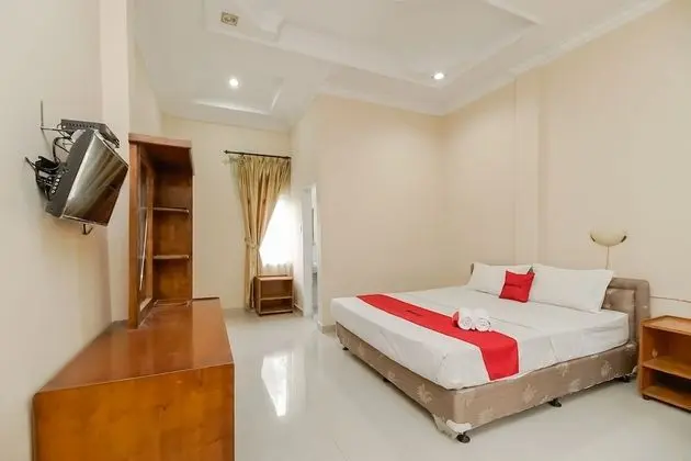 RedDoorz Plus @ Jalan Tugu Silalahi Tongging - Oda