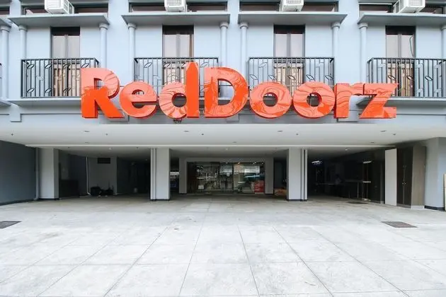RedDoorz Plus @ Jardin Suites Guadalupe Nuevo - Dış Mekan