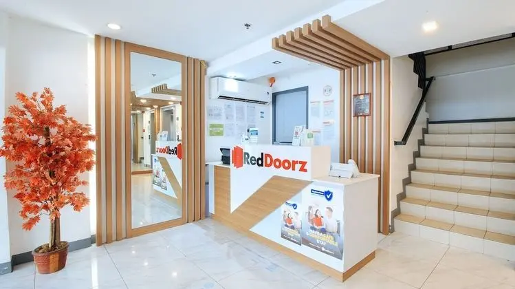 RedDoorz Plus @ Jardin Suites Guadalupe Nuevo - İç Mekan