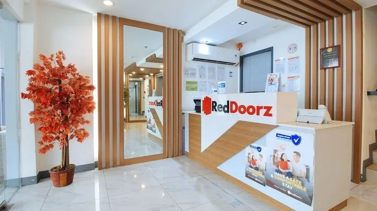 RedDoorz Plus @ Jardin Suites Guadalupe Nuevo - Lobi