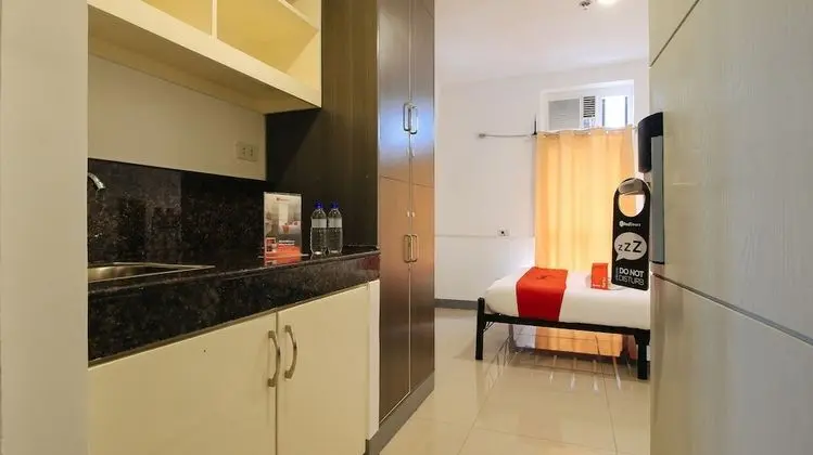 RedDoorz Plus @ Jardin Suites Guadalupe Nuevo - Oda