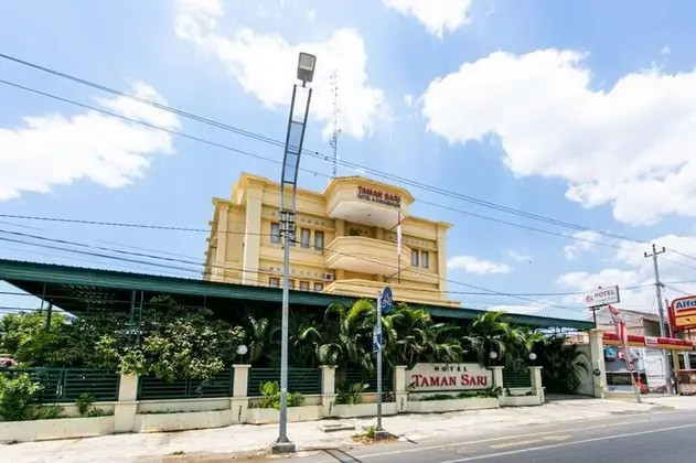 RedDoorz Plus near Alun Alun Karanganyar - Dış Mekan