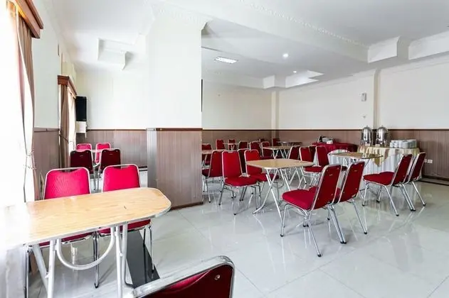 RedDoorz Plus near Alun Alun Karanganyar - Yerinde Yemek