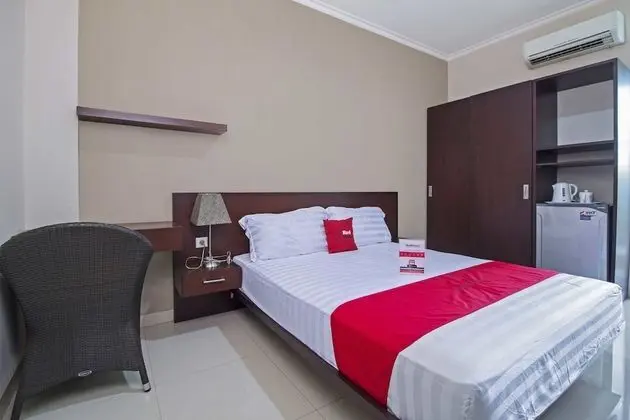 RedDoorz Plus Near Ambassador Mall