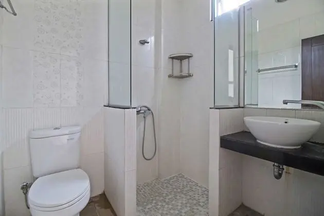 RedDoorz Plus Near Ambassador Mall - Banyo Tipleri