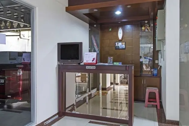 RedDoorz Plus Near Ambassador Mall - Lobi