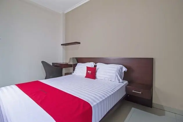 RedDoorz Plus Near Ambassador Mall - Oda