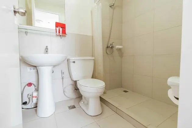 RedDoorz Plus near Capitol Commons - Banyo Tipleri