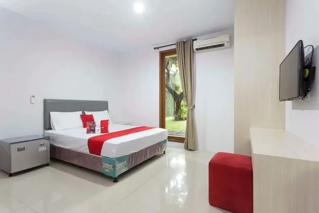 RedDoorz Plus near Cilandak Town Square 2