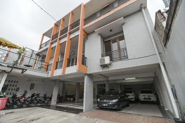 RedDoorz Plus near Dharmawangsa Square 2 - Dış Mekan