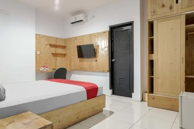 RedDoorz Plus near Dharmawangsa Square 2 - Oda