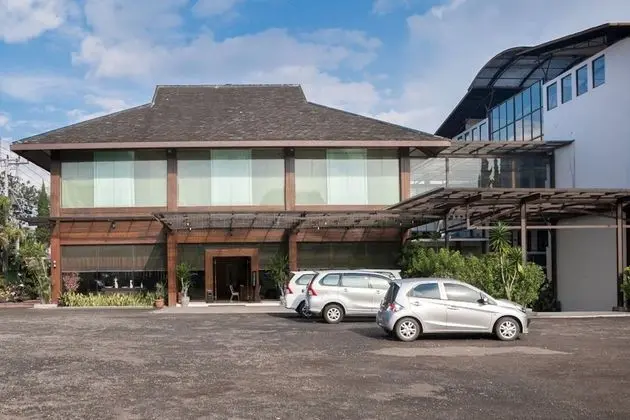 RedDoorz Plus near Floating Market Lembang