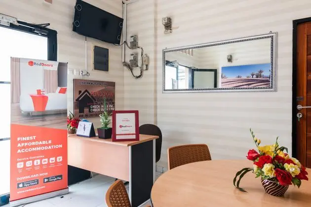 RedDoorz Plus near Hayam Wuruk 2