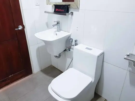 RedDoorz Plus near Holy Name Medical Center - Banyo Tipleri