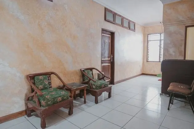 RedDoorz Plus near Istana Maimun Medan - İç Mekan
