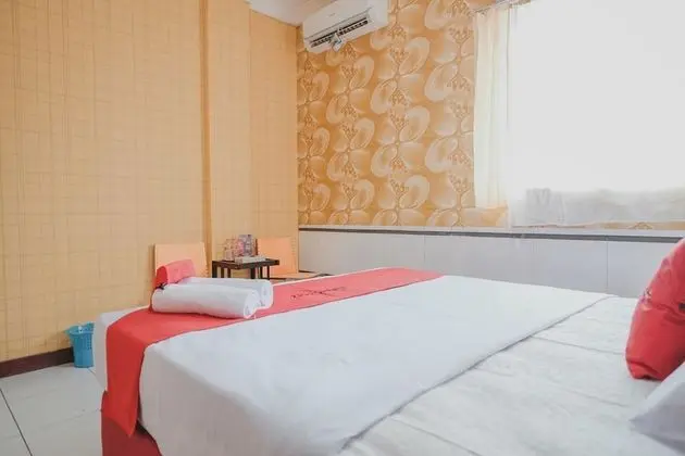 RedDoorz Plus near Istana Maimun Medan - Oda