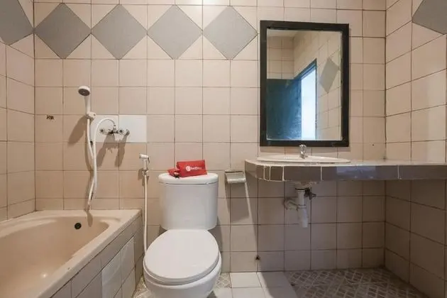 RedDoorz Plus near Jakarta Kota Station - Banyo Tipleri