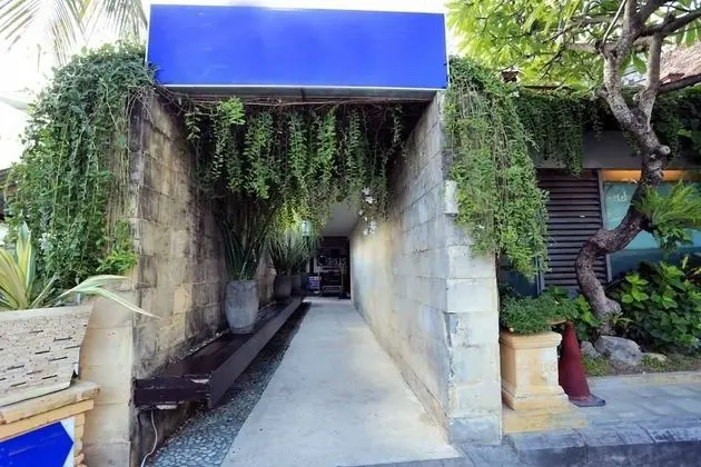 RedDoorz Plus near Kuta Square - Dış Mekan