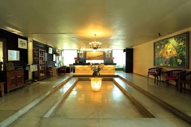 RedDoorz Plus near Kuta Square - Lobi