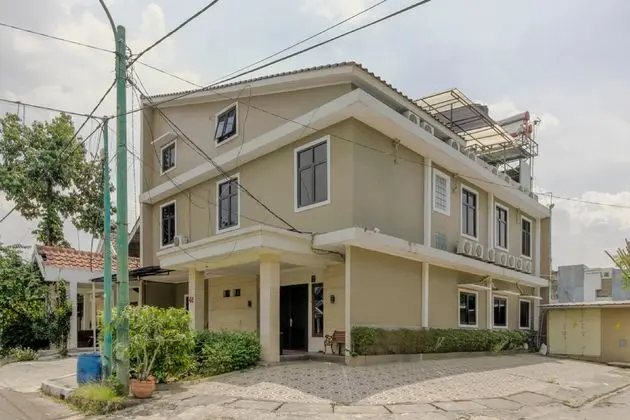 RedDoorz Plus near Lippo Cikarang Mall