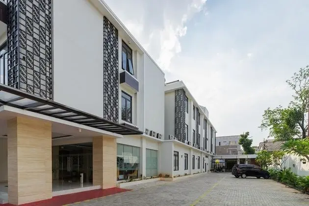 RedDoorz Plus near Lippo Mall Kemang 2 - Dış Mekan