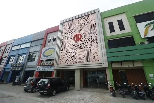 RedDoorz Plus near Living Plaza Jababeka