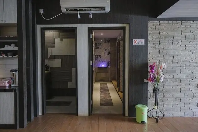 RedDoorz Plus near Pantai Coastarina 2 - Lobi