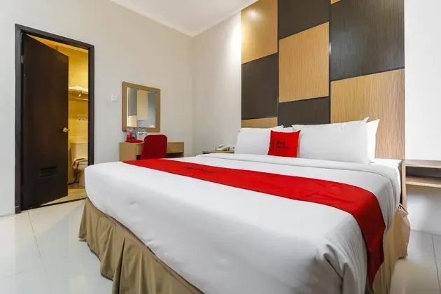 REDDOORZ PLUS NEAR PANTAI LOSARI