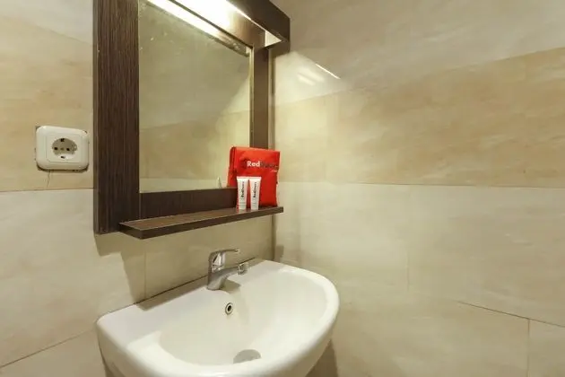 REDDOORZ PLUS NEAR PANTAI LOSARI