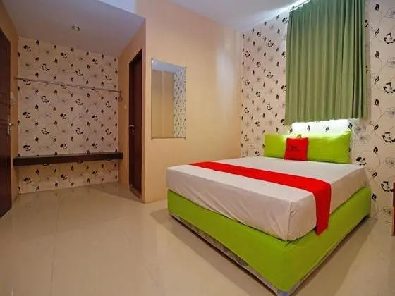RedDoorz Plus near Pelabuhan Makassar