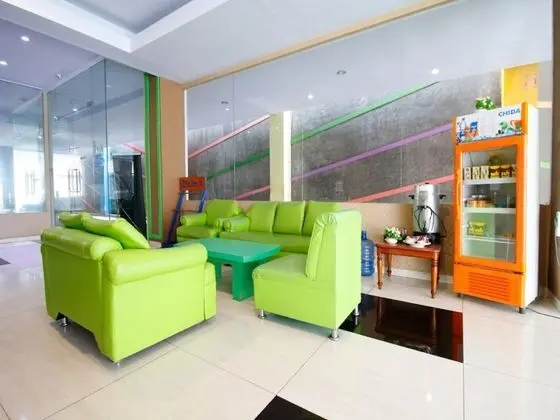 RedDoorz Plus near Pelabuhan Makassar - Lobi
