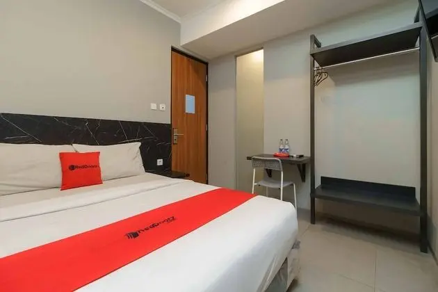RedDoorz Plus near Radio Dalam 3 - Oda