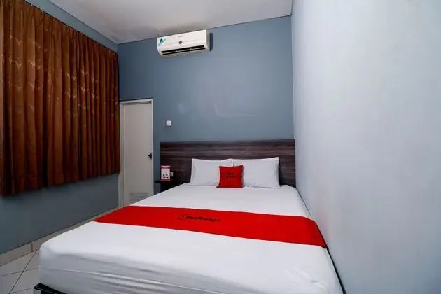 RedDoorz Plus near RS Harapan Kita