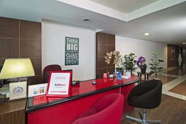 RedDoorz Plus near RS Pertamina - Lobi