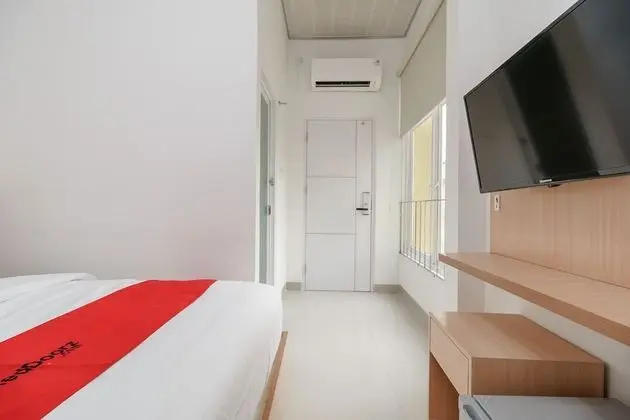 RedDoorz Plus near RS RK Charitas 2 Palembang - Oda