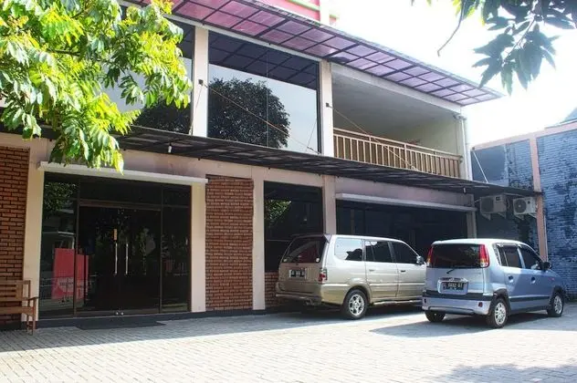 RedDoorz Plus near Stadion Mandala Krida - Dış Mekan