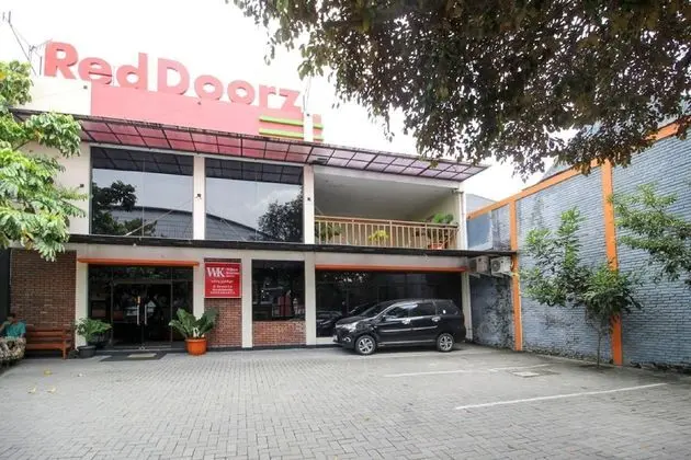 RedDoorz Plus near Stadion Mandala Krida - Havuz