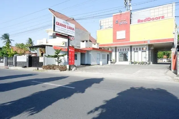 RedDoorz Plus near Stadion Wijaya Kusuma - Dış Mekan