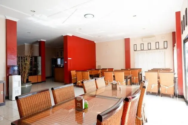 RedDoorz Plus near Stadion Wijaya Kusuma - Yerinde Yemek