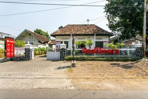 RedDoorz Plus near Taman Sari 2 - Dış Mekan