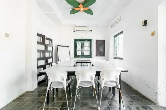 RedDoorz Plus near Taman Sari 2 - İç Mekan