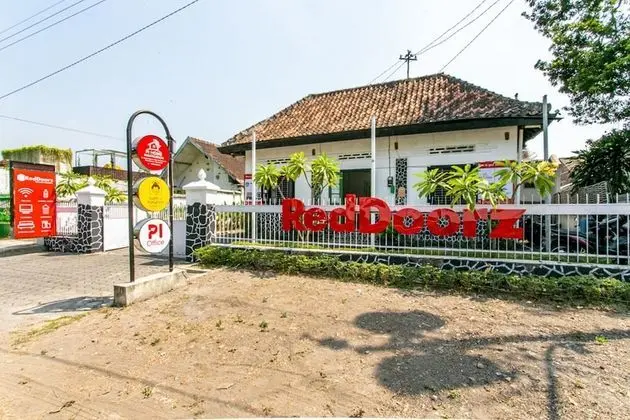 RedDoorz Plus near Taman Sari 2 - Öne Çıkan Resim