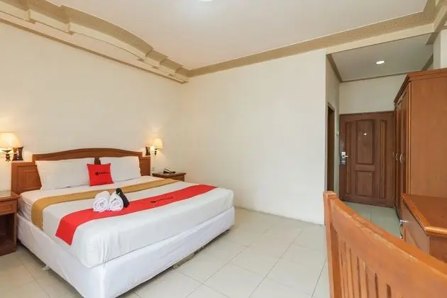 REDDOORZ PLUS NEAR TAMAN SIRING - Oda