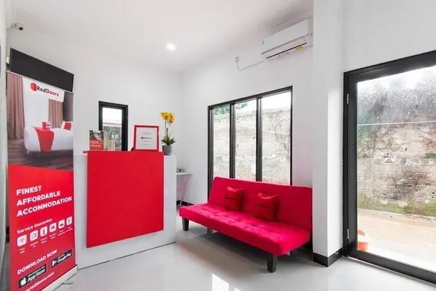 RedDoorz Plus near Trans Studio Cibubur 2 - Lobi