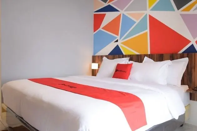 RedDoorz Plus near UNIMED Medan - Öne Çıkan Resim