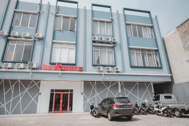 RedDoorz Plus @ Otista Raya Ciputat