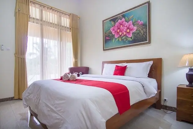 RedDoorz Plus @ Pancer Door Beach