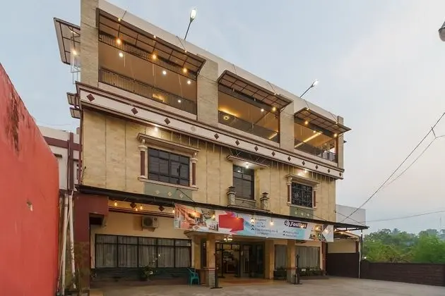 RedDoorz Plus @ Hotel Sempurna Watervang Lubuk Linggau - Dış Mekan
