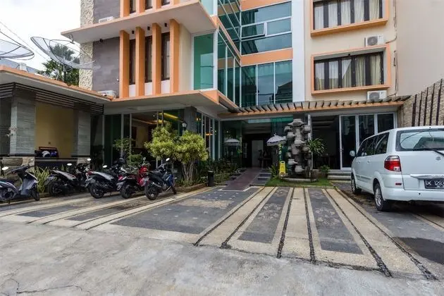 RedDoorz Plus @ Shri Lakshmi Seminyak - Dış Mekan